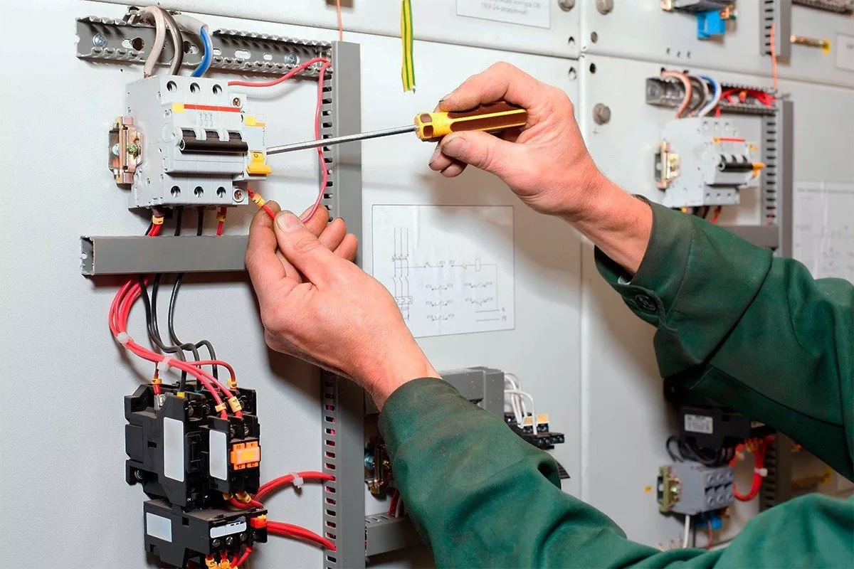 Prüfung ortsfester elektrischer Anlagen: Auswirkungen auf die Haftung des Unternehmers