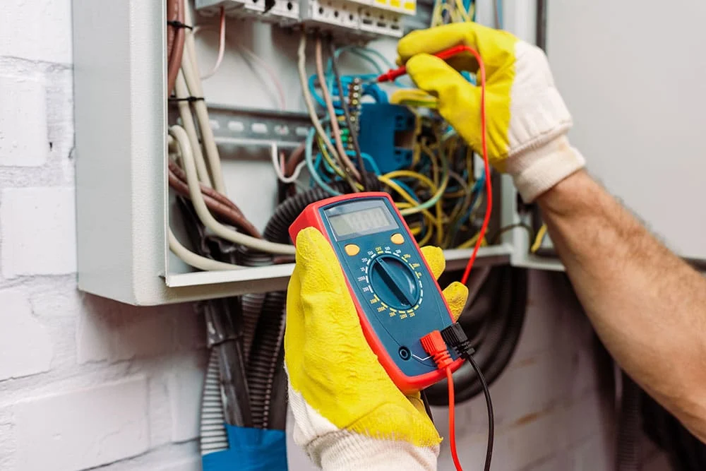 Prüfung ortsfester elektrischer Anlagen: Auswirkungen auf die Haftung des Unternehmers