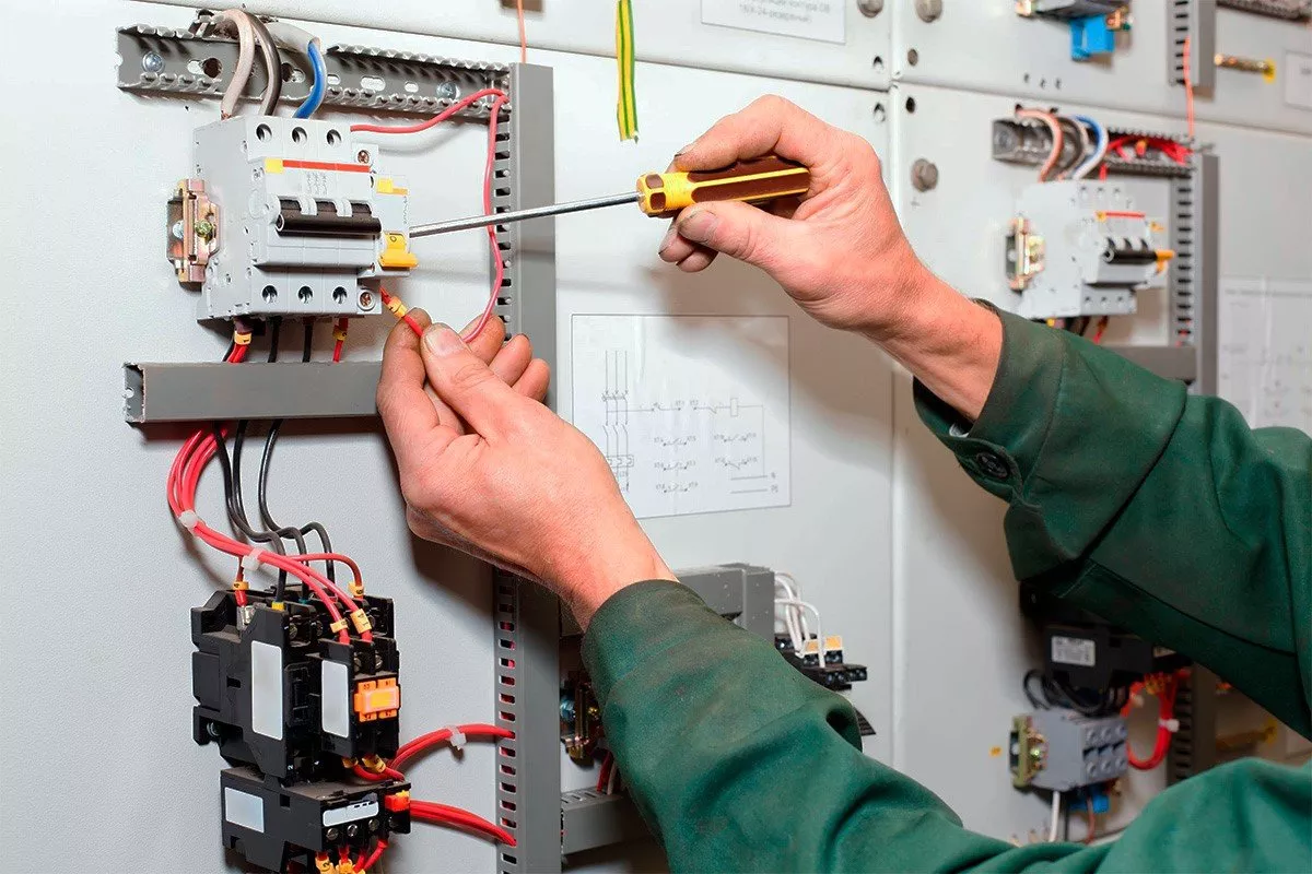 Prüfung ortsfester elektrischer Anlagen: Auswirkungen auf die Haftung des Unternehmers