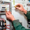 Prüfung ortsfester elektrischer Anlagen: Auswirkungen auf die Haftung des Unternehmers
